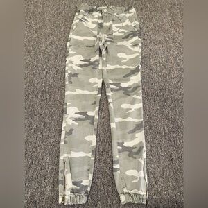 American Eagle (2 Long) Green Camo Pattern Jogger Pants with Stretch